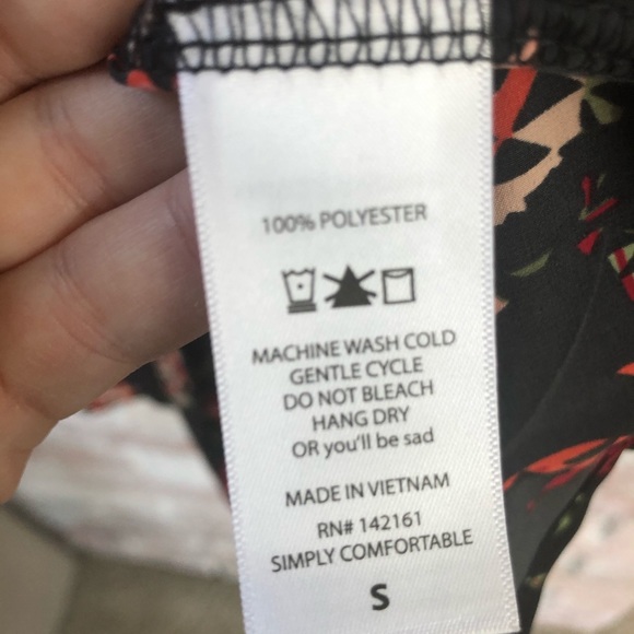 BNWT LuLaRoe Lindsay S Black with pixelated flower - Picture 4 of 5